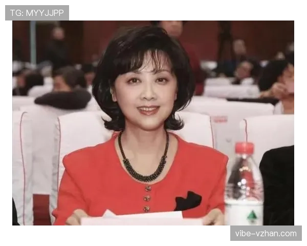 朱琳出场那刻，我还以为走错了派对，气场太反差了吧！